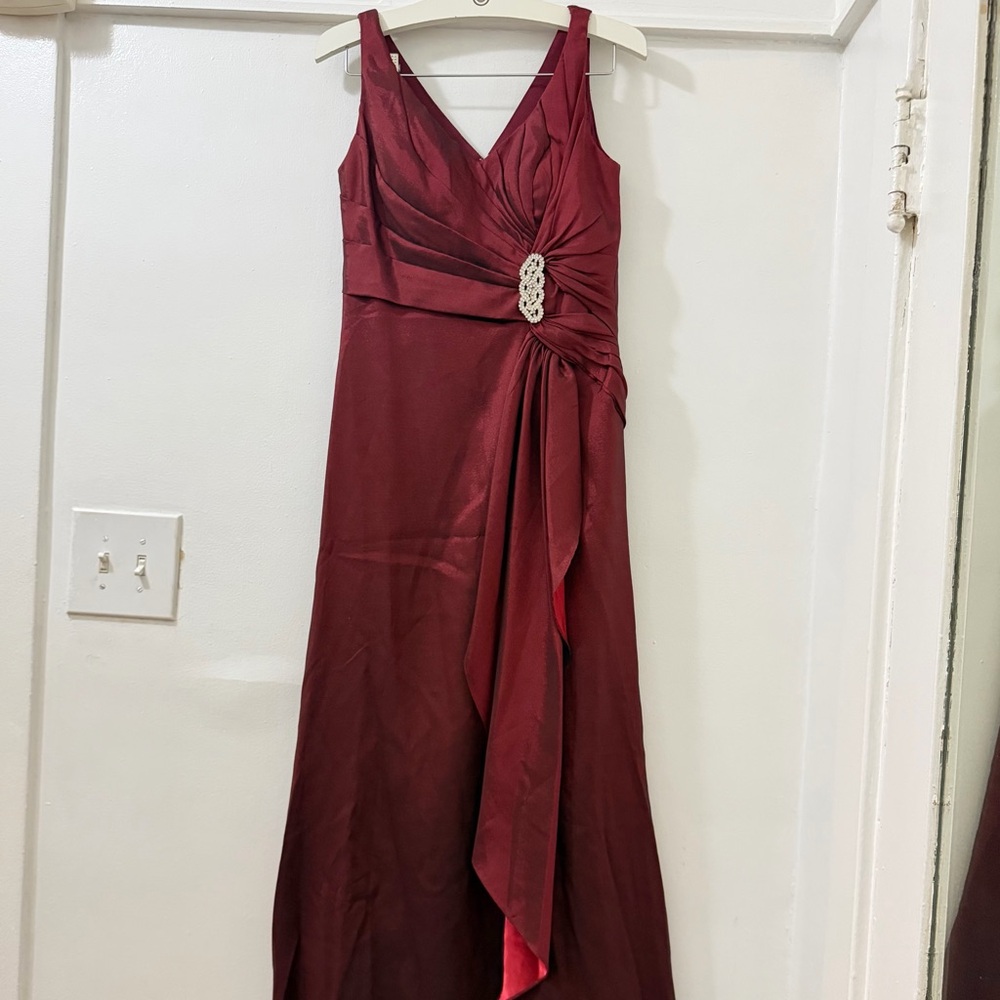 Sleeveless V-Neck Burgundy Maxi Dress with Decorative Brooch